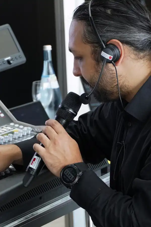 Tontechnik mieten und Service genießen Tontechniker arbeiten an gemieteter Tontechnik von SLS