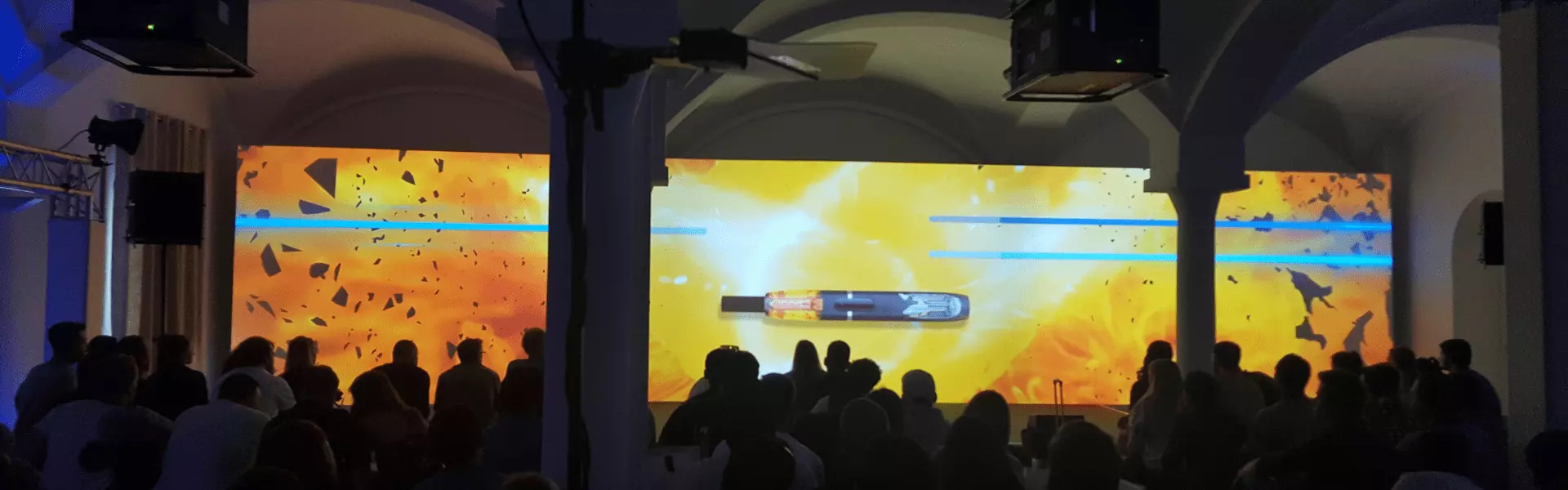 Präsentation auf Leinwand Raum mit Zuschauern die auf Leinwand blicken