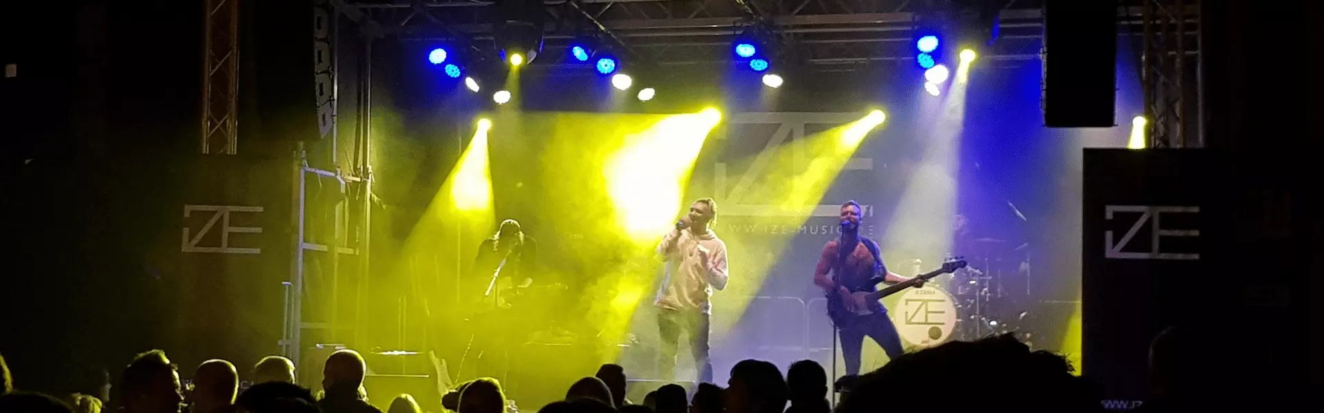 Konzert Band auf Bühne mit Lichtern und Zuschauern