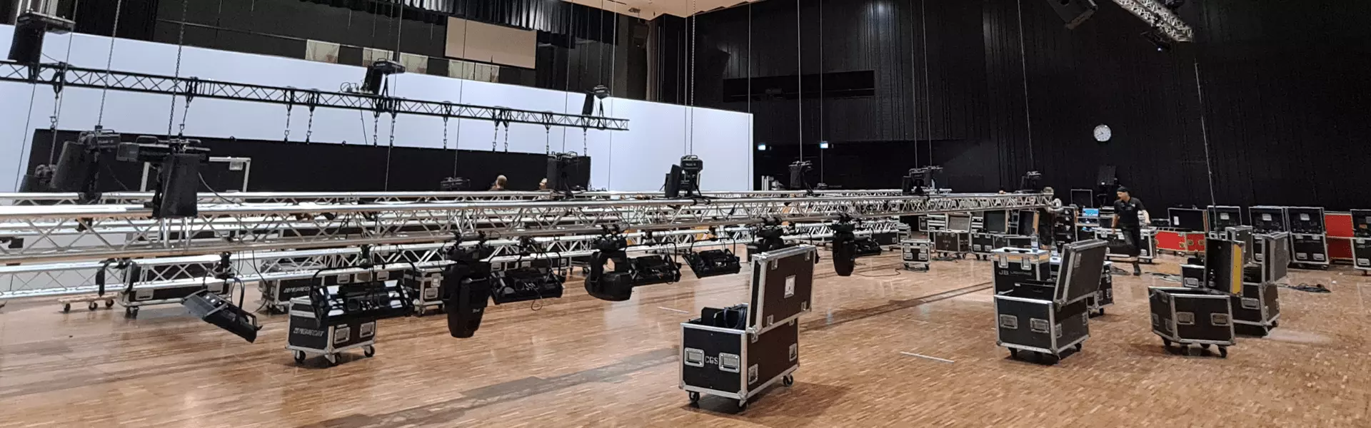 Halle mit technischer Ausrüstung Eventhalle im Aufbau