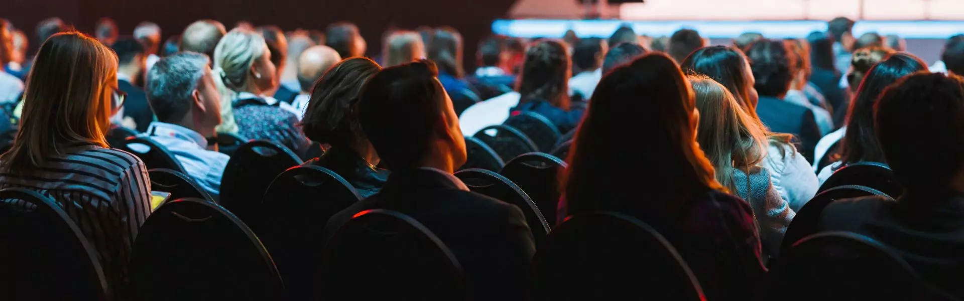 Zuhörer bei Kongress Personen sitzen als Zuhörer in Reihen und lauschen dem Vortrag
