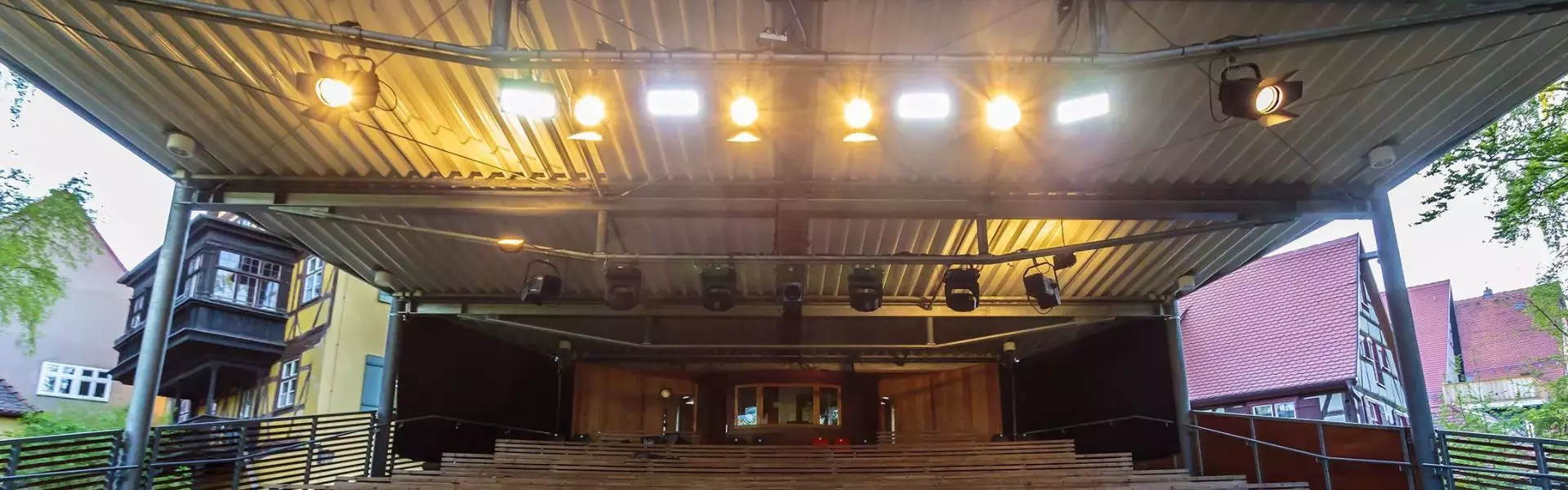 Freilichtbühne Beleuchtete Bühne eines Theaters