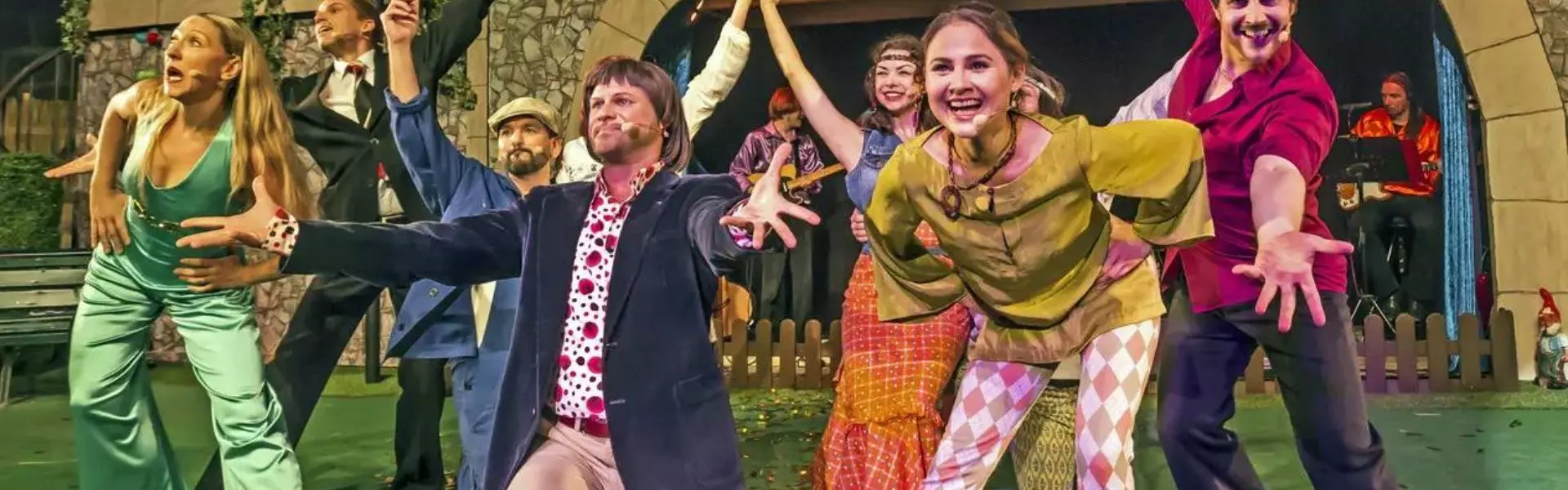 Schauspieler auf Theaterbühne Schauspieler während einer Aufführung auf der Theaterbühne