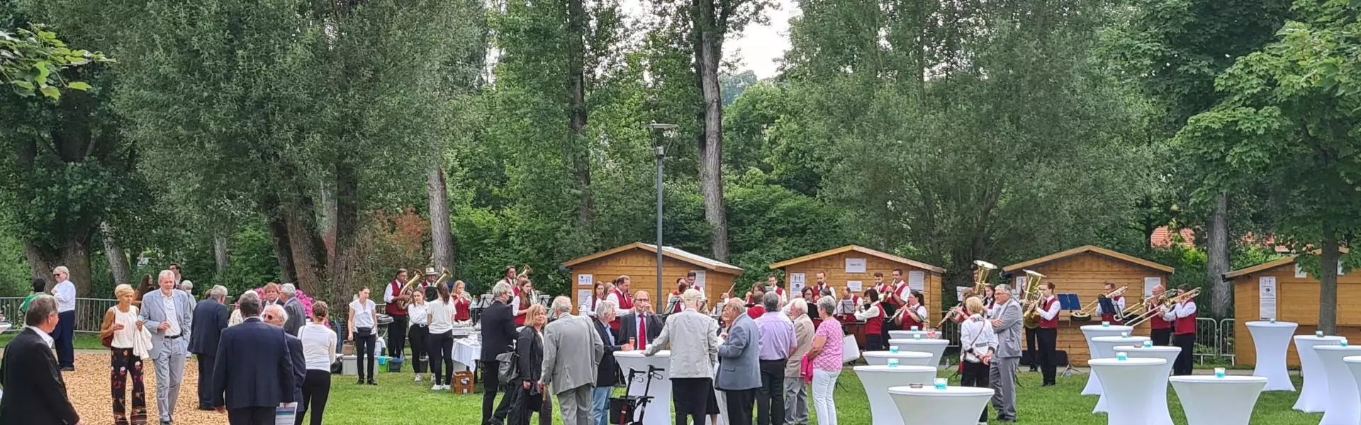 Outdoor Event Event mit weißen Tischen und Menschen in der Natur