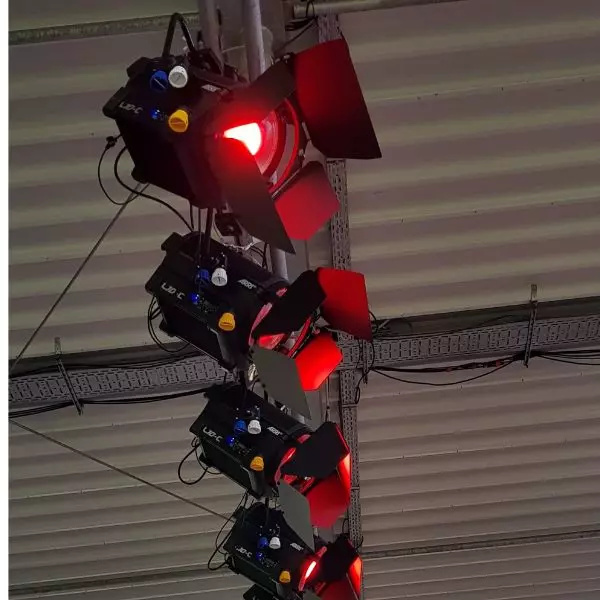 Scheinwerfer Bühnenbeleuchtung Bühnenbeleuchtung strahlt rotes Licht