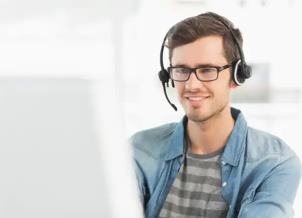 Mitarbeiter am Helpdesk