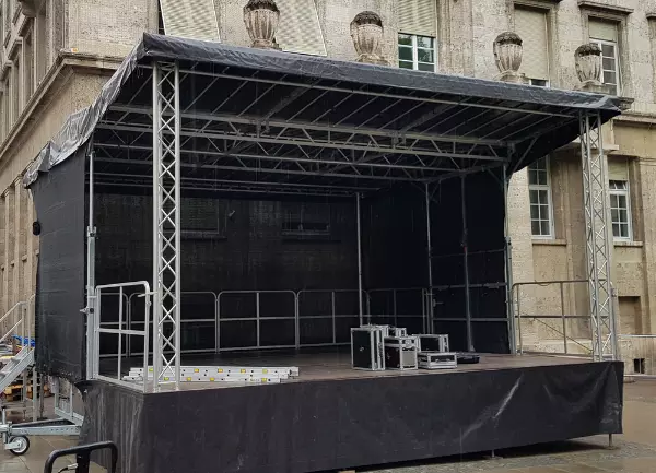 Stagemobil L Das Stagemobil L, fertig aufgebaut in einer Kommune