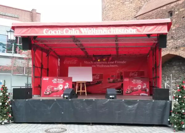 Frontalansicht auf das Stagemobil L beim  Weihnachtsmarkt