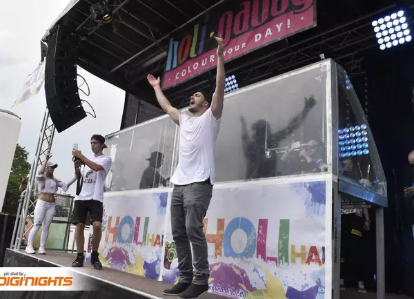 Entertainer auf Mobiler Bühne Die variable Bühne Stagemobil XL während Bühnenshow