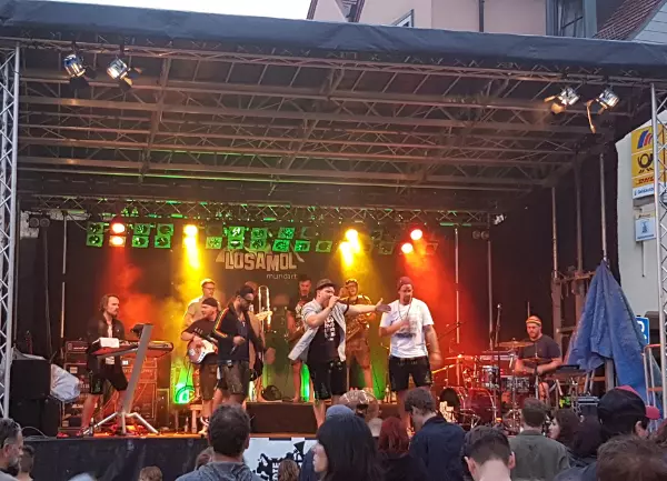 Band auf Bühne Frontalansicht auf das Stagemobil XL werden Musiker Musik spielen