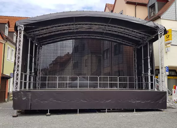 Stagemobil XLR Frontalansicht auf das Stagemobil XLR fertig aufgebaut in einer Kommune