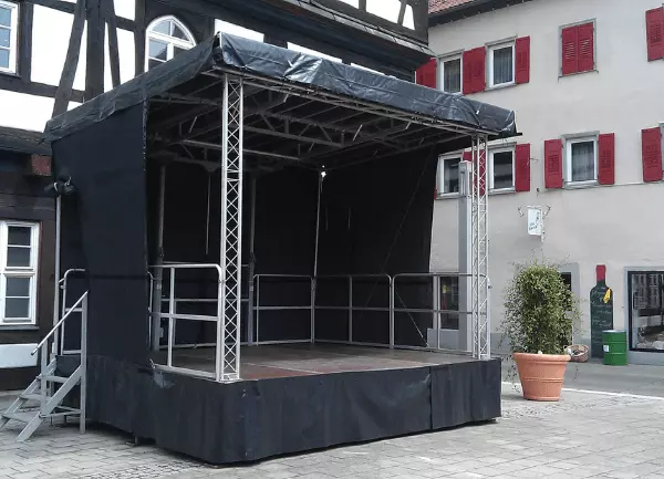 Die mobile Bühne Stagemobil S mit mit 4,40 m Breite × 3,75 m Tiefe