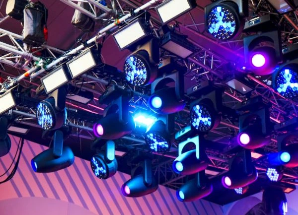 Theaterbeleuchtung Wechselwirkung Wechselwirkungen durch an der Decke angebrachter Theaterbeleuchtung