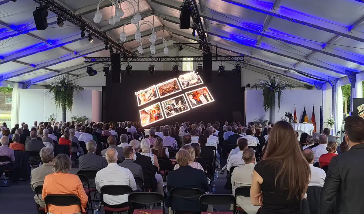 Ausgefallenen Licht- Ton- und Bildkonzepten sowie digitale und hybride Events.