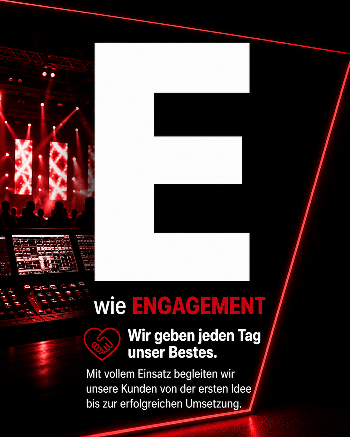 Ein großes weißes „E“ dominiert das Bild. Dahinter sind rote Bühnenlichter und ein Mischpult zu sehen. Der deutsche Text darunter lautet: „E wie Engagement. Wir geben jeden Tag unser Bestes“, ergänzt durch weitere Informationen zum Kundenservice.