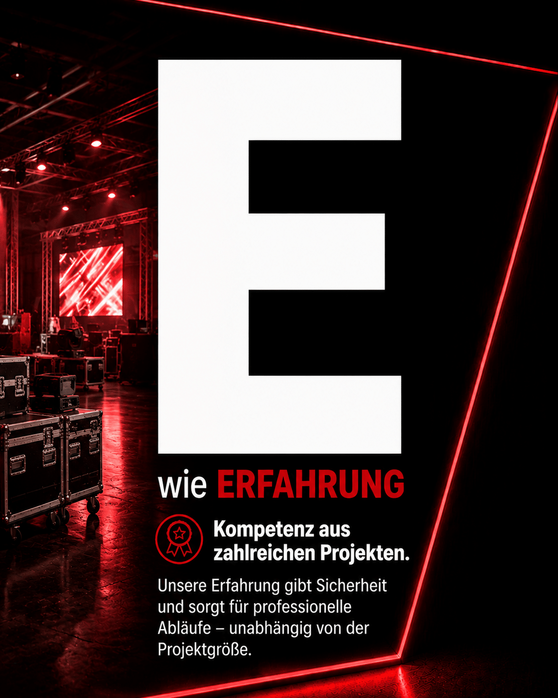 Großes weißes „E“ mit dem Text: „E wie Erfahrung. Kompetenz aus zahlreichen Projekten.“ Industrieller Bühnenaufbau mit Ausrüstung und roter Beleuchtung im Hintergrund. Der Text erläutert die Bedeutung von Erfahrung für erfolgreiche Projekte.