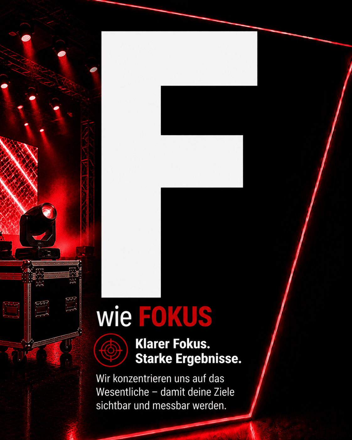 Ein großes weißes „F“ mit der Aufschrift „wie FOKUS“ darunter. Rote Bühnenlichter, Transportkisten und neonrote Linien schaffen eine dramatische, fokussierte Szene. Der deutsche Text betont Klarheit und messbare Ergebnisse.