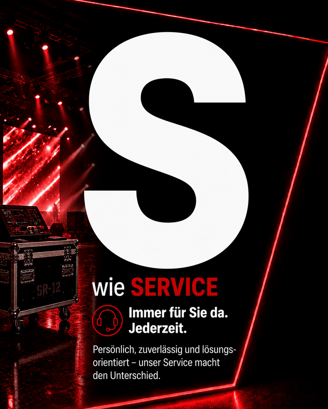 Ein großes weißes „S“ mit dem Schriftzug „SERVICE“ in Rot und Weiß darunter. Im Hintergrund sind Bühnenlichter, Equipmentkoffer und eine rot beleuchtete Bühne zu sehen. Ein deutscher Text wirbt für zuverlässigen und persönlichen Service.