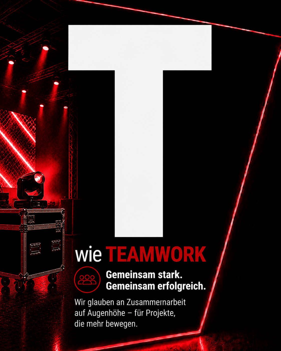Eine Bühne mit roten Neonlichtern, einem großen weißen „T“ und einem deutschen Text, der Teamarbeit und Zusammenarbeit als Schlüssel zum Projekterfolg hervorhebt. Im Hintergrund ist die Bühnenausstattung zu sehen.